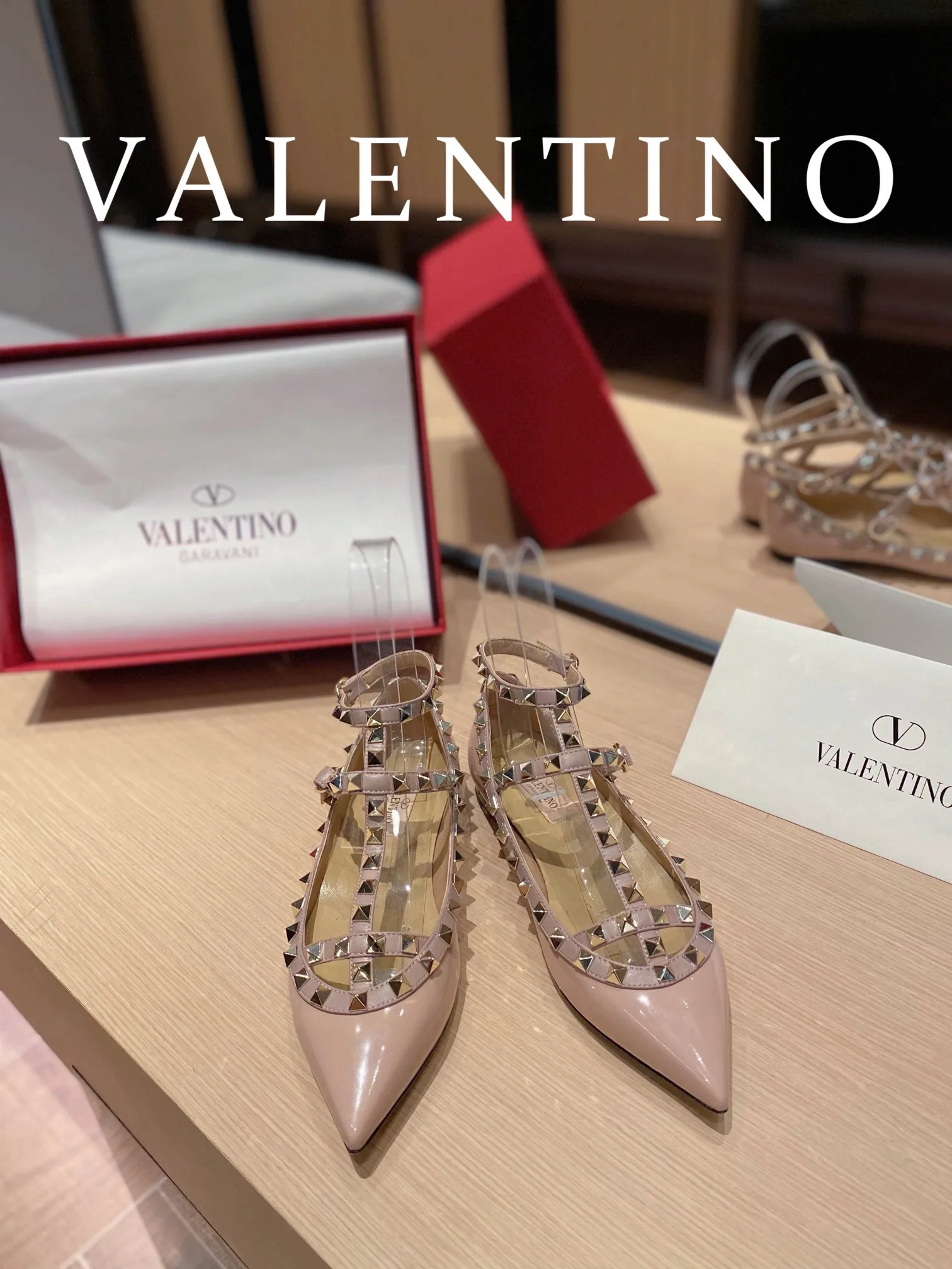 👟👟Ex-factory price👟👟Ex-factory price 560👟👟 Women's shoes, women's clothing 𝙑𝙖𝙡𝙚𝙣𝙩𝙞𝙣𝙤/Valentino𝙑𝙏 🎁Latest colors😍ʚ😊ɞ It has been an Italian national treasure brand since the 1960s. Timeless and deeply rooted in people's hearts❤ Never out of date. One of the must-have items 〰 ɪɴѓᴏʀᴍᴀᴛɪᴏɴ 〰♡ There are many colors for you to choose from💝Original molded electric rivets (non-oxidized) High-end customized imported cowhide➠Mirror patent leather❗️Details in place🆚Exclusive color card💯Comfortable sheepskin lining✅Imported Italian leather outsole🇮🇹 Code number: 35-39 (34.40.41.42) additionally customized♡♡
